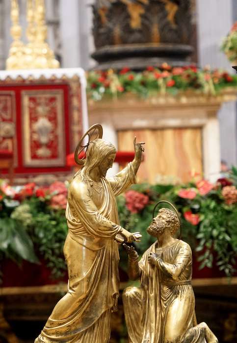 聖伯多祿教堂內耶穌交給伯多祿鑰匙雕像(曾廣儀攝) 聖伯多祿教堂內耶穌交給伯多祿鑰匙雕像(曾廣儀攝)