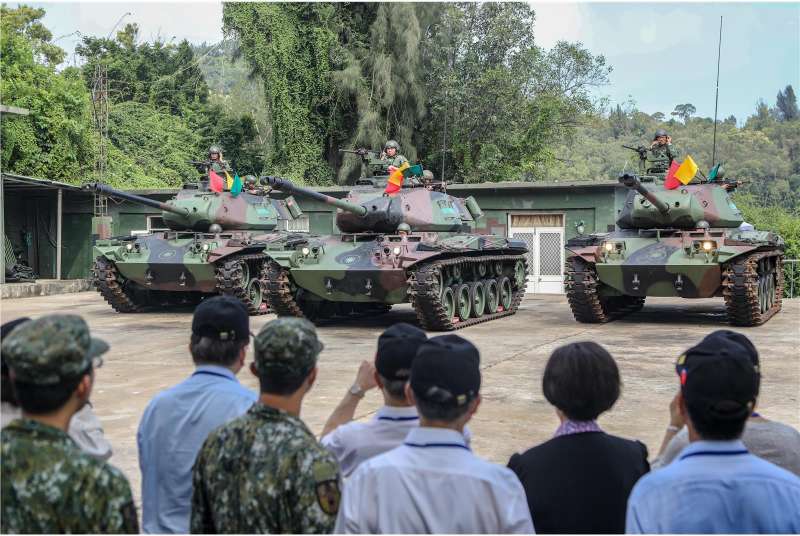 20190709-上個月底,監察院長張博雅率監委一行前往金門考察部隊實況,軍方搬出來展示的,外觀看起來就是M41A3,顯見這款戰車至少在外島還是一項重要的防區裝備。(取自青年日報社) 20190709-上個月底,監察院長張博雅率監委一行前往金門考察部隊實況,軍方搬出來展示的,外觀看起來就是M41A3,顯見這款戰車至少在外島還是一項重要的防區裝備。(取自青年日報社)