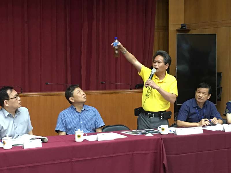 國姓鄉代劉昌坤拿出北港村有機肥料工廠排放的廢水,要縣府的與會官員聞一聞惡臭的味道。(圖/王秀禾攝) 國姓鄉代劉昌坤拿出北港村有機肥料工廠排放的廢水,要縣府的與會官員聞一聞惡臭的味道。(圖/王秀禾攝)