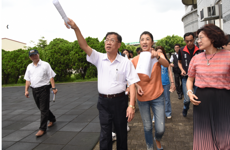 南投的平和國小的籃球場、遊戲器材、遮雨走廊及遮雨棚設施老舊破損,南投縣長林明溱跟立委許淑華前往了解、規畫修繕經費。(圖/南投縣政府提供) 南投的平和國小的籃球場、遊戲器材、遮雨走廊及遮雨棚設施老舊破損,南投縣長林明溱跟立委許淑華前往了解、規畫修繕經費。(圖/南投縣政府提供)