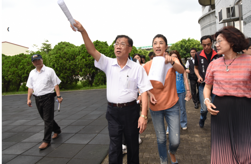 南投的平和國小的籃球場、遊戲器材、遮雨走廊及遮雨棚設施老舊破損，南投縣長林明溱跟立委許淑華前往了解、規畫修繕經費。(圖/南投縣政府提供)   