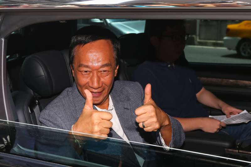 20190712-國民黨總統初選參選人郭台銘12日於媒體聯訪上車後,比讚回應支持者。(顏麟宇攝) 20190712-國民黨總統初選參選人郭台銘12日於媒體聯訪上車後,比讚回應支持者。(顏麟宇攝)