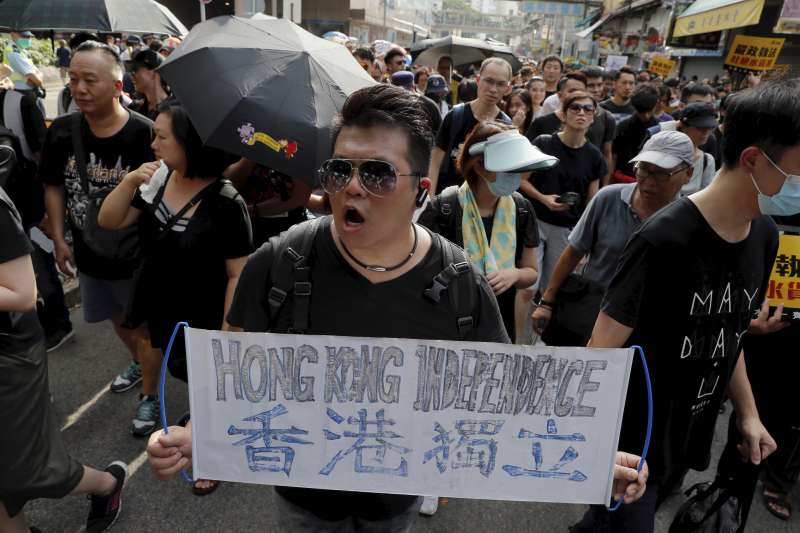 2019年7月13日,香港市民發動「光復上水」遊行,有示威者拿出「香港獨立」標語牌。(AP) 2019年7月13日,香港市民發動「光復上水」遊行,有示威者拿出「香港獨立」標語牌。(AP)