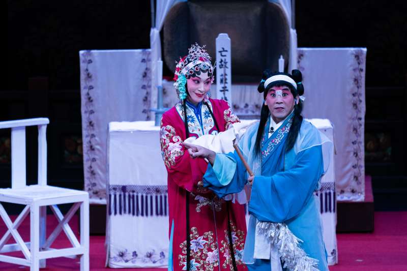20190717-《大劈棺》中朱勝麗飾演田氏(左)、謝冠生飾演春雲(右)。(國光劇團提供) 20190717-《大劈棺》中朱勝麗飾演田氏(左)、謝冠生飾演春雲(右)。(國光劇團提供)