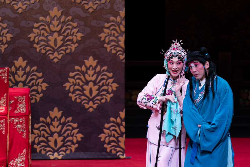 20190717-《大劈棺》中朱勝麗飾演田氏(左)、謝冠生飾演春雲(右)。(國光劇團提供) 20190717-《大劈棺》中朱勝麗飾演田氏(左)、謝冠生飾演春雲(右)。(國光劇團提供)