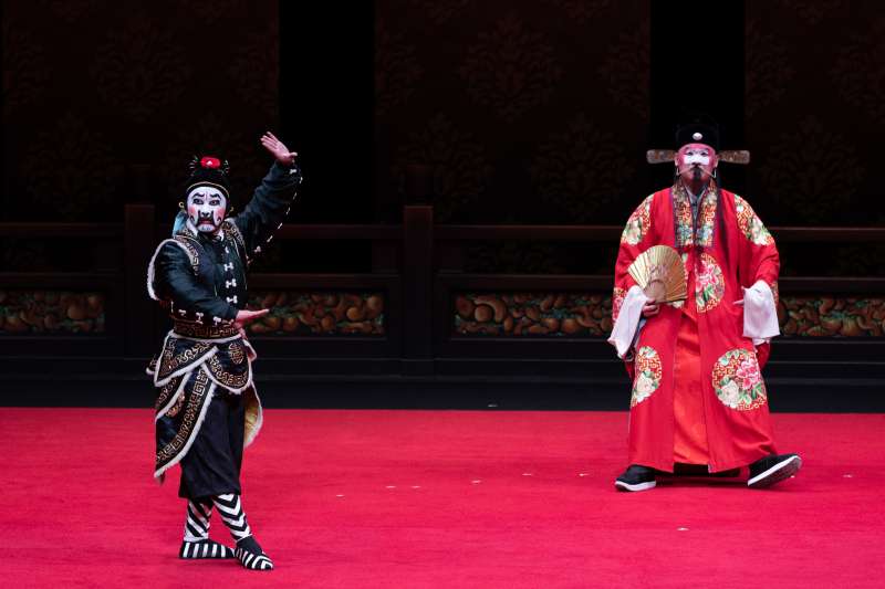 20190717-丑角陳元鴻飾演王龍（右）、國光丑角周慎行飾演馬伕（左）。（國光劇團提供）