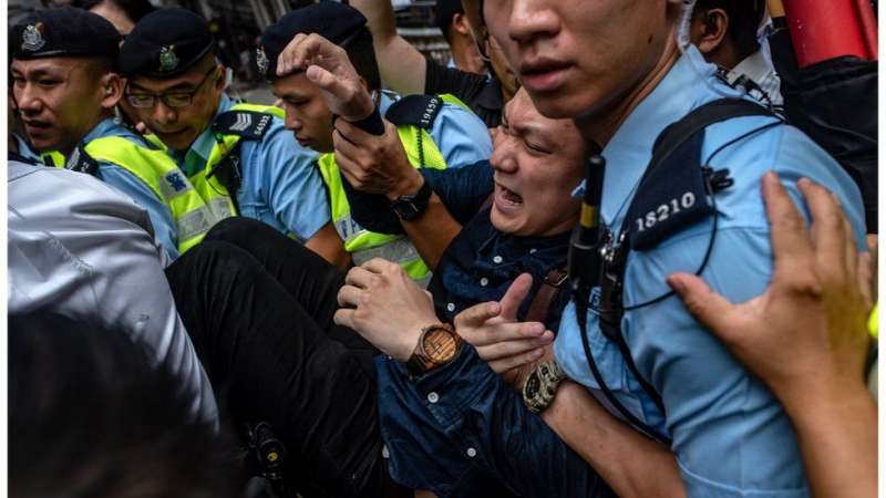 陳家駒聲援在外國記者會演講的陳浩天,被警方帶走。 陳家駒聲援在外國記者會演講的陳浩天,被警方帶走。