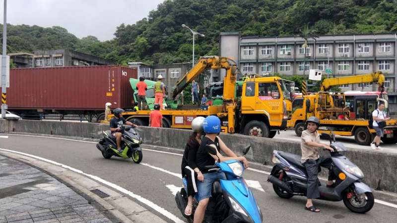 警方出動兩輛拖吊車,才將受困司機救出送醫。(圖/記者張毅攝) 警方出動兩輛拖吊車,才將受困司機救出送醫。(圖/記者張毅攝)