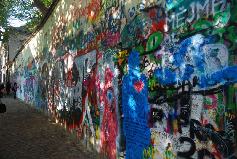 藍儂牆（Lennon Wall），為約翰．藍儂（John Lennon）被刺身亡後出現在布拉格的追悼牆。（取自維基百科）