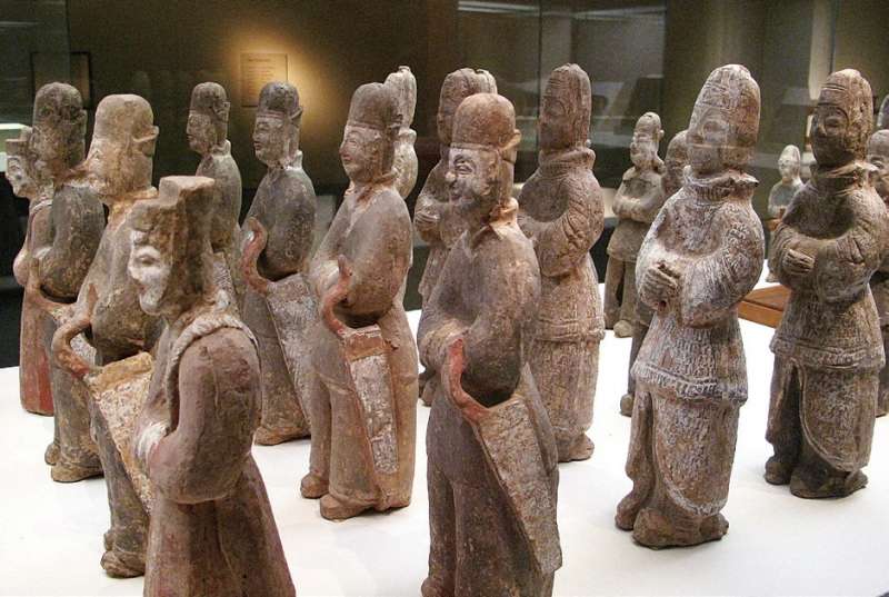 陝西出土的北魏陶俑, 仔細看他們的臉,會發現臉孔都刻意塗白,「傅粉施朱」顯然不僅是南朝風尚,在北朝也一樣流行,最左列靠近觀眾的這位臉上的粉都塗到快成面具啦!(圖/時報出版) 陝西出土的北魏陶俑, 仔細看他們的臉,會發現臉孔都刻意塗白,「傅粉施朱」顯然不僅是南朝風尚,在北朝也一樣流行,最左列靠近觀眾的這位臉上的粉都塗到快成面具啦!(圖/時報出版)