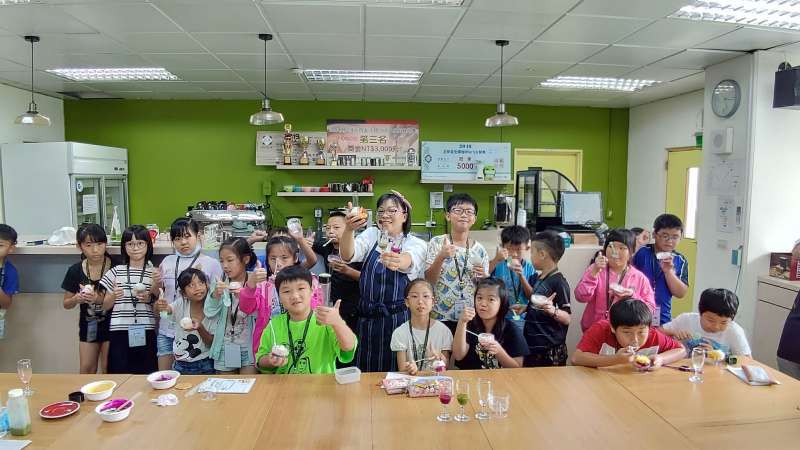 珠圓玉潤課程後，同學們展示分子料理作品。（圖／徐炳文攝）