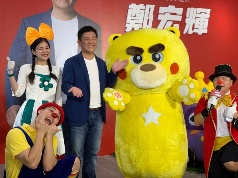 竹市義消總隊長、行政院政務顧問的鄭宏輝(左三)應邀擔任活動代言人。(圖/新竹國際青商會提供) 竹市義消總隊長、行政院政務顧問的鄭宏輝(左三)應邀擔任活動代言人。(圖/新竹國際青商會提供)