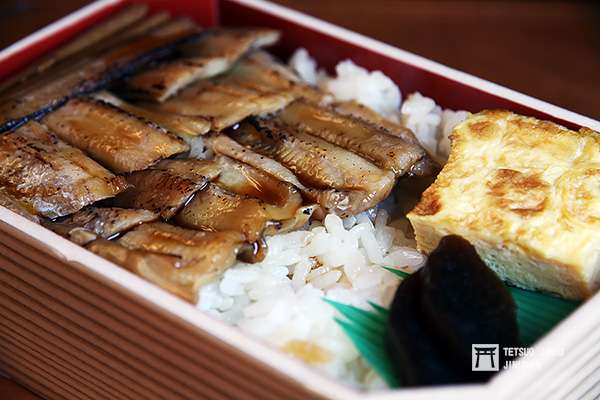 廣島名物穴子飯，搭乘路面電車遊廣島，也別忘了買顆穴子飯便當來吃。（圖／作者提供）