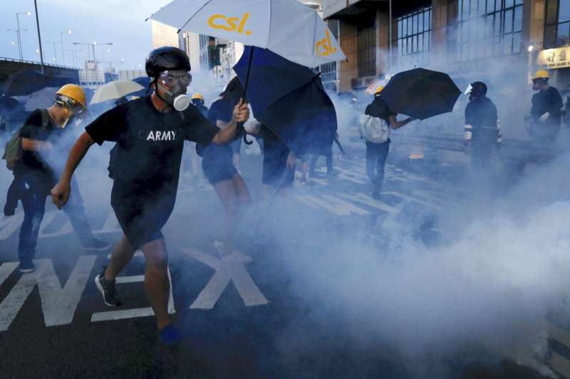 2019年7月28日,香港反送中,公民團體發起「全城追究上環開槍大遊行」,警方以催淚瓦斯彈清場(AP) 2019年7月28日,香港反送中,公民團體發起「全城追究上環開槍大遊行」,警方以催淚瓦斯彈清場(AP)