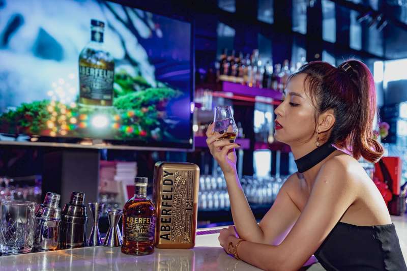 艾柏迪單一麥芽蘇格蘭威士忌年度代言人周曉涵表示:威士忌不僅僅是品飲,更是一種自我享受、放鬆的生活型態。有時收工回到家後,也會為自己倒上一杯艾柏迪,試著從角色中抽離出來,做回周曉涵!(圖/大盛酒品 提供) 艾柏迪單一麥芽蘇格蘭威士忌年度代言人周曉涵表示:威士忌不僅僅是品飲,更是一種自我享受、放鬆的生活型態。有時收工回到家後,也會為自己倒上一杯艾柏迪,試著從角色中抽離出來,做回周曉涵!(圖/大盛酒品 提供)