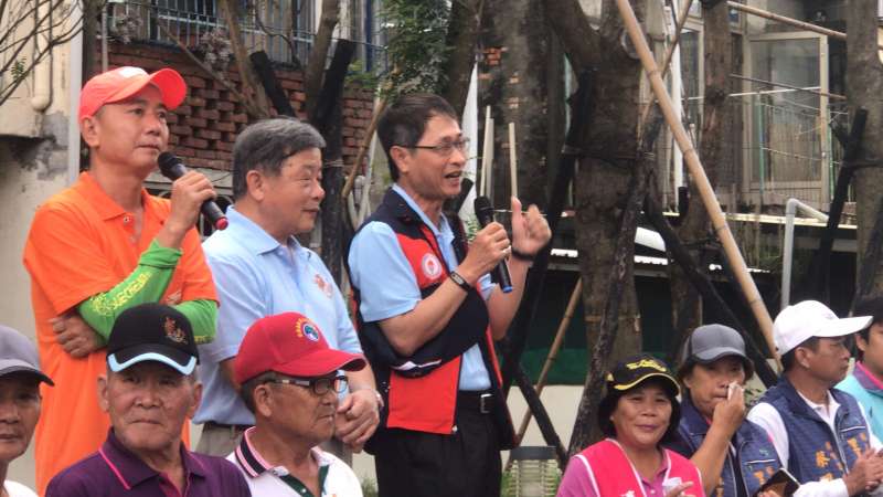 石化事業部陳國棟副執行長(中)率公關組經理王俊堯及同仁到場與民眾互動。(圖/徐炳文攝) 石化事業部陳國棟副執行長(中)率公關組經理王俊堯及同仁到場與民眾互動。(圖/徐炳文攝)