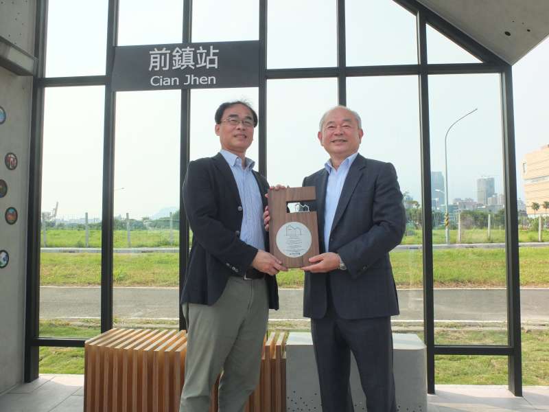 高雄市政府交通局局長鄭永祥(左)、瑞儀教育基金會董事長王本然在瑞儀教育基金會捐贈前鎮站候車亭合照。（圖／徐炳文攝）