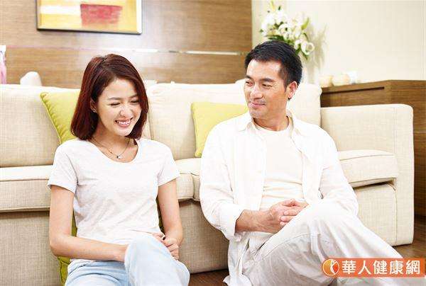 該名婦人每次回診時,笑容慢慢的變多了,也表示睡眠狀況越來越好。緊接著,建議她慢慢進階挑戰,嘗試跟別人說出自己的想法,沒想到慢慢的她和家人間也多了許多話題和交集。(圖片僅為示意,非實際當事人)(圖/華人健康網提供) 該名婦人每次回診時,笑容慢慢的變多了,也表示睡眠狀況越來越好。緊接著,建議她慢慢進階挑戰,嘗試跟別人說出自己的想法,沒想到慢慢的她和家人間也多了許多話題和交集。(圖片僅為示意,非實際當事人)(圖/華人健康網提供)