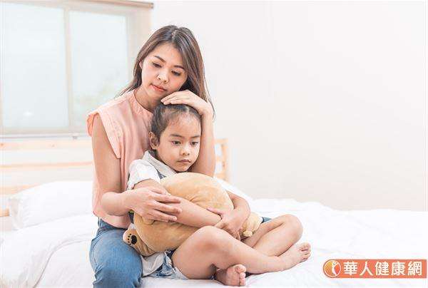 建議爸媽們不妨可以試著,在遇到孩子犯錯時,先延後情緒的發作,嘗試引導、正向鼓勵孩子表達情緒、意見,聽聽看孩子怎麼說。(圖片僅為示意,非實際當事人)(圖/華人健康網提供) 建議爸媽們不妨可以試著,在遇到孩子犯錯時,先延後情緒的發作,嘗試引導、正向鼓勵孩子表達情緒、意見,聽聽看孩子怎麼說。(圖片僅為示意,非實際當事人)(圖/華人健康網提供)
