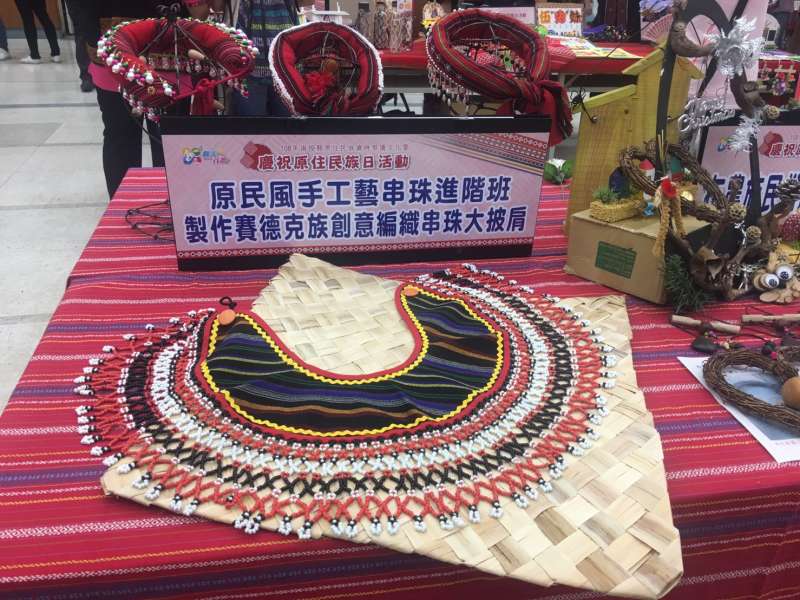 會場展示部落大學課程教學成果,像是串珠工藝、編織等色彩繽紛。(圖/王秀禾攝) 會場展示部落大學課程教學成果,像是串珠工藝、編織等色彩繽紛。(圖/王秀禾攝)