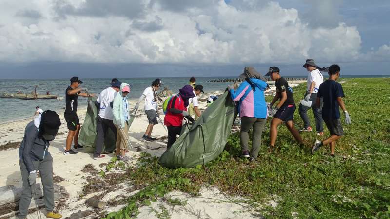 為宣揚我國南海主權及落實海洋政策，首次開放高中教師參與東沙生態體驗營，由教育部薦選20名實際從事海洋教育之高中教師搭乘偉星艦前往東沙島實地探訪。（圖／海巡署東南沙分署提供）