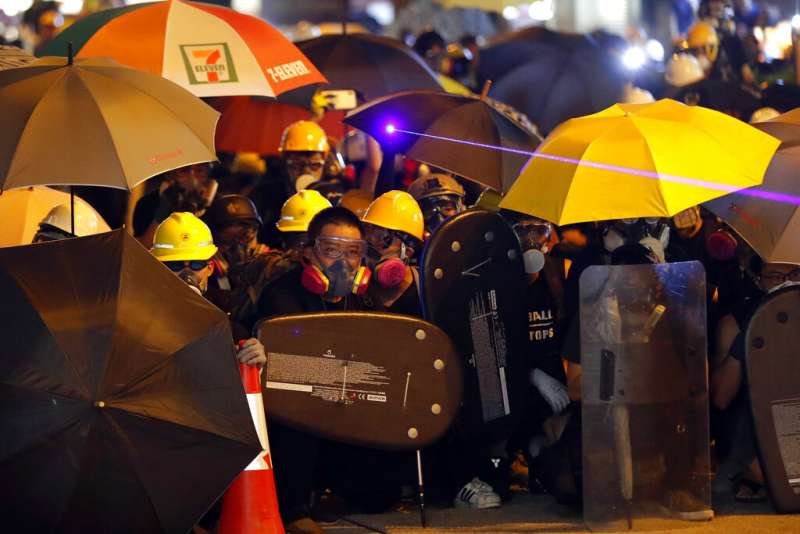 香港的「反送中」抗爭經常有民眾以雷射筆照射警方。（美聯社）