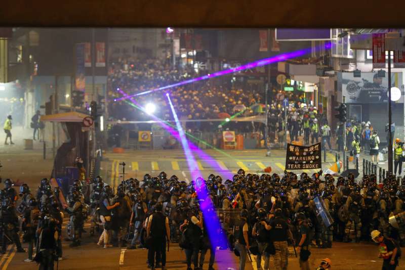 香港的「反送中」抗爭經常有民眾以雷射筆照射警方。（美聯社）