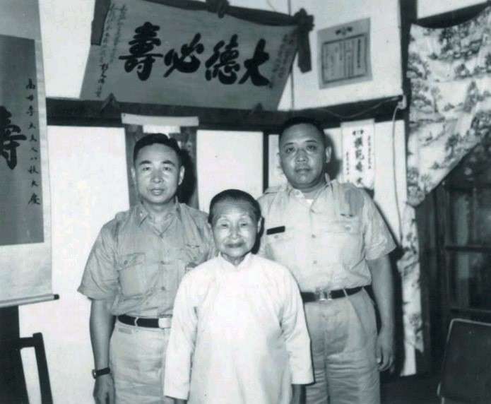 20190809-賈忠偉觀點-民國50年,時任嘉義四聯隊聯隊長徐華江將軍向住在嘉義的高志航烈士的高堂李老夫人祝賀80大壽。(賈忠偉提供) 20190809-賈忠偉觀點-民國50年,時任嘉義四聯隊聯隊長徐華江將軍向住在嘉義的高志航烈士的高堂李老夫人祝賀80大壽。(賈忠偉提供)