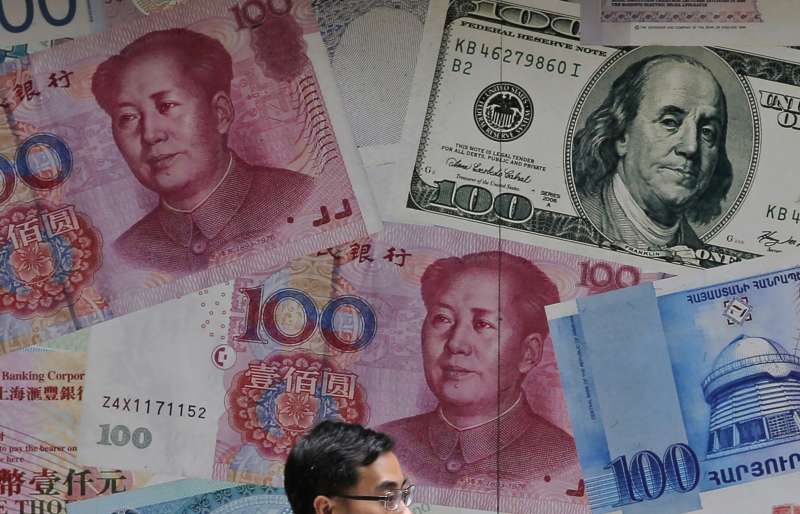 中美貿易戰加打貨幣戰:人民幣與美元(AP) 人民幣長期被低估,人行若不介入恐是大幅貶值而非升值。(AP)