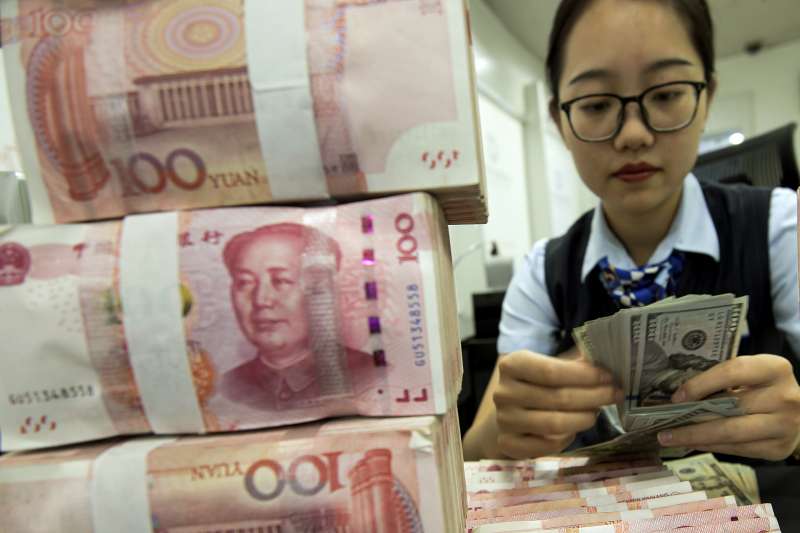 中美貿易戰加打貨幣戰:人民幣與美元(AP) 中美貿易戰加打貨幣戰:人民幣與美元(AP)