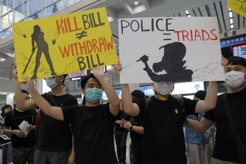 2019年8月,香港反送中示威持續延燒,民眾指控警方縱容黑道施暴(AP) 2019年8月,香港反送中示威持續延燒,民眾指控警方縱容黑道施暴(AP)