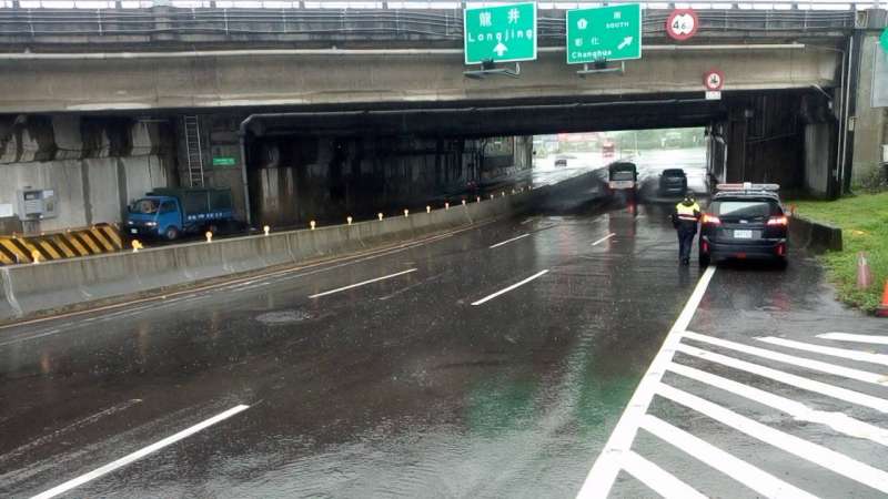 台中市五權西路位在高速公路涵洞下-往郊區方向-全線車道開放通行，台中市警局根據回報，巡視每處可能淹水路段。(圖/臺中市政府提供)   