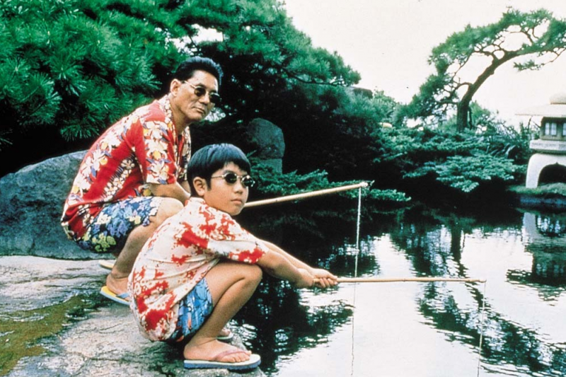 電影《菊次郎之夏》以輕鬆幽默的口吻講述男人與小孩的故事。(圖/IMDb) 電影《菊次郎之夏》以輕鬆幽默的口吻講述男人與小孩的故事。(圖/IMDb)