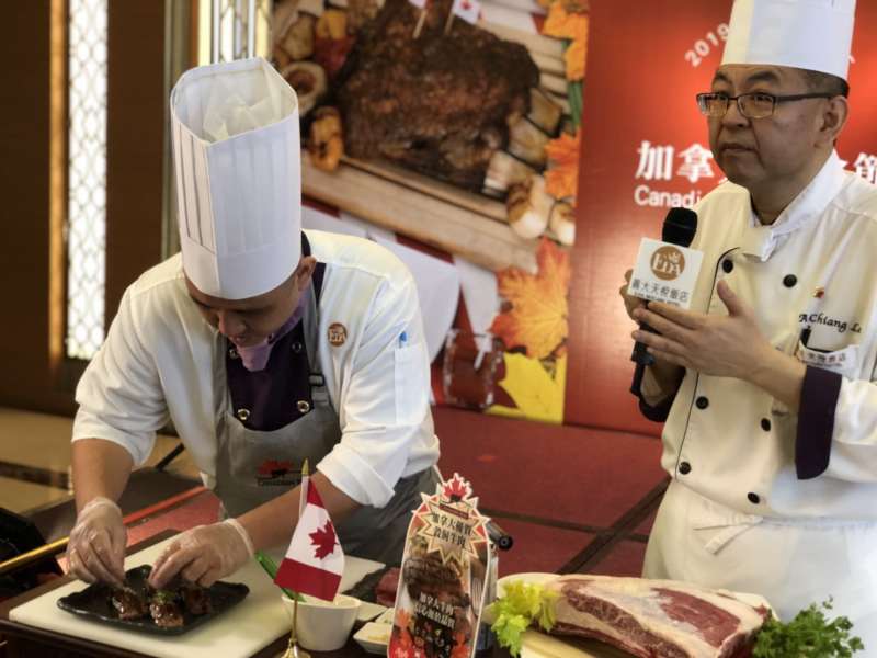 義大天悅飯店與加拿大駐台貿易辦事處、加拿大牛肉協會共同合作，於百匯自助餐廳推出加拿大美食節。（圖／徐炳文攝）