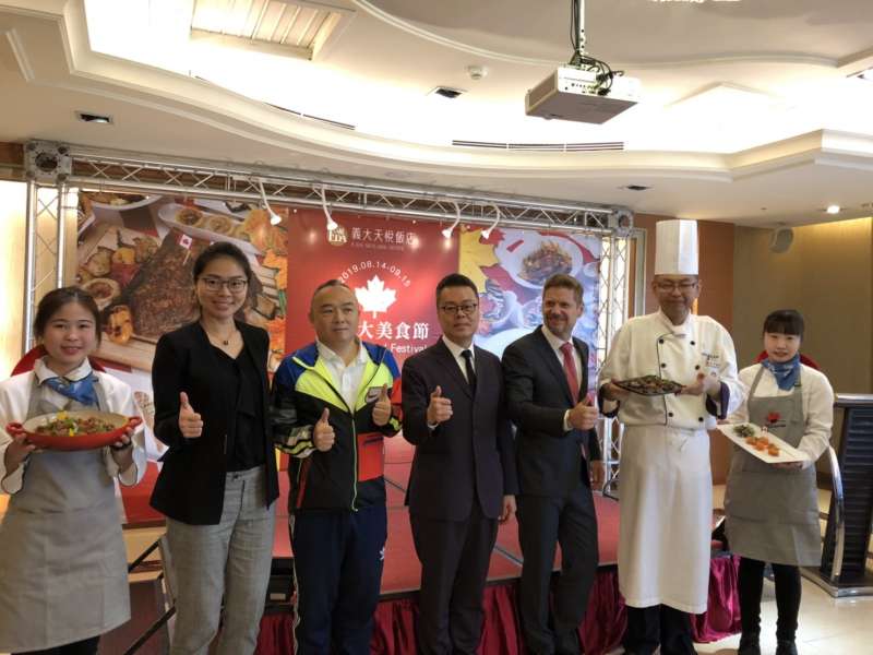加拿大美食節正式展開,加拿大駐台辦事處芮喬丹大使(右三)也特別蒞臨參加開幕記者會。(圖/徐炳文攝) 加拿大美食節正式展開,加拿大駐台辦事處芮喬丹大使(右三)也特別蒞臨參加開幕記者會。(圖/徐炳文攝)