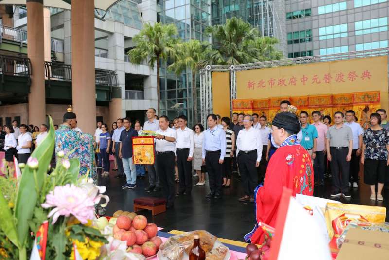 新北市長侯友宜率市府機關首長及員工舉行中元普渡祭典,在三包乖乖上寫下「地牛乖乖不翻身」、「颱風乖乖不入境」及「風神雷神乖乖不吵架」,為市民祈福。(圖/李梅瑛攝) 新北市長侯友宜率市府機關首長及員工舉行中元普渡祭典,在三包乖乖上寫下「地牛乖乖不翻身」、「颱風乖乖不入境」及「風神雷神乖乖不吵架」,為市民祈福。(圖/李梅瑛攝)