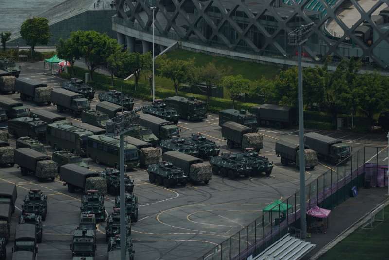 2019年8月中旬,中國武警部隊大批裝甲車與卡車集結在鄰近香港的深圳(AP) 2019年8月中旬,中國武警部隊大批裝甲車與卡車集結在鄰近香港的深圳(AP)