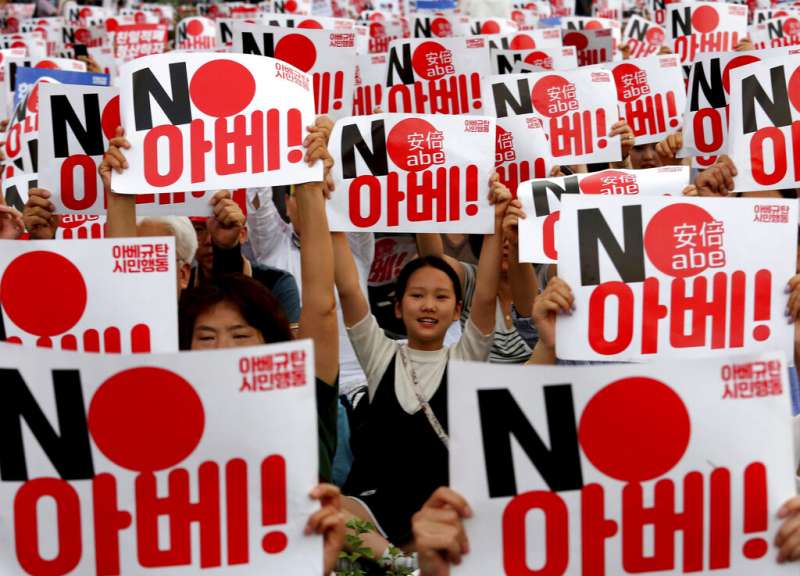 日韓的二戰歷史爭議引發貿易戰,首爾街頭出現規模盛大的反日示威。(美聯社) 日韓的二戰歷史爭議引發貿易戰,首爾街頭出現規模盛大的反日示威。(美聯社)