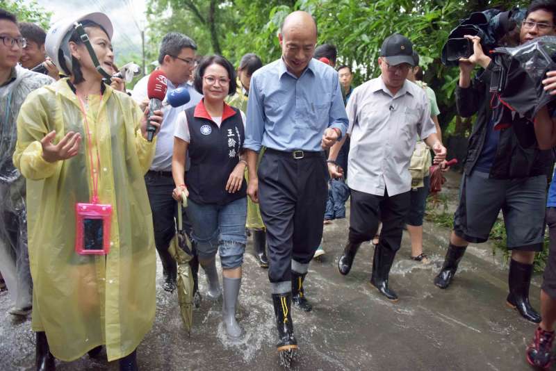 高雄市長韓國瑜（圖中）前往豪雨災情嚴重的桃源區、六龜區勘查。（高雄市政府提供）