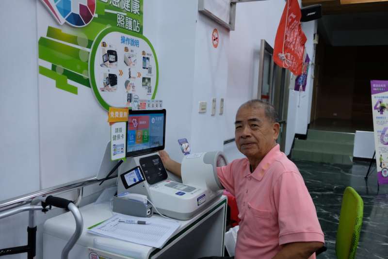 山明里活動中心有設置自助式智慧健康照護站,鼓勵市民能善用智慧健康據點量測及應用服務。(圖/徐炳文攝) 山明里活動中心有設置自助式智慧健康照護站,鼓勵市民能善用智慧健康據點量測及應用服務。(圖/徐炳文攝)