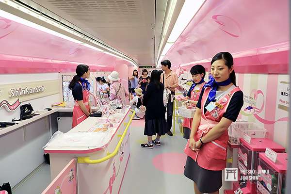 粉紅新幹線1號車,直接改造為Hello Kitty賣店。(圖/作者提供) 粉紅新幹線1號車,直接改造為Hello Kitty賣店。(圖/作者提供)