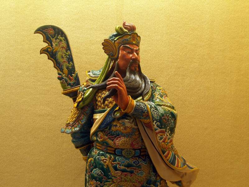 「偃月刀」這種武器最早要在宋朝才出現,而且主要功能也不是拿來上陣殺敵的,因為它的重量太重,在戰場上活動不方便,所以主要是用在軍隊操練或是宮廷儀仗,看起來高大威武能嚇唬人。(圖/Joe Wu@flickr) 「偃月刀」這種武器最早要在宋朝才出現,而且主要功能也不是拿來上陣殺敵的,因為它的重量太重,在戰場上活動不方便,所以主要是用在軍隊操練或是宮廷儀仗,看起來高大威武能嚇唬人。(圖/Joe Wu@flickr)
