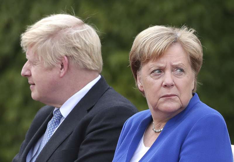 德國首相梅克爾(右)要求英國強森政府在30天內提出脫歐的解決方案(美聯社) 德國首相梅克爾(右)要求英國強森政府在30天內提出脫歐的解決方案(美聯社)