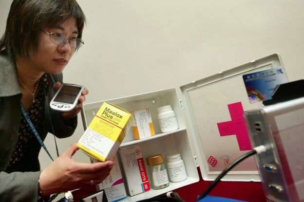 香港理工大學鐘慧儀教授在展示一種射頻識別系統,可以協助阻止處方錯誤。(BBC中文網) 香港理工大學鐘慧儀教授在展示一種射頻識別系統,可以協助阻止處方錯誤。(BBC中文網)