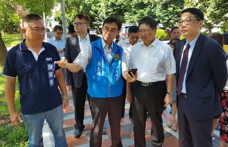 新竹縣長楊文科(右二)親自視察縣府旁道路的地磁感應設備。(圖/方詠騰攝) 新竹縣長楊文科(右二)親自視察縣府旁道路的地磁感應設備。(圖/方詠騰攝)