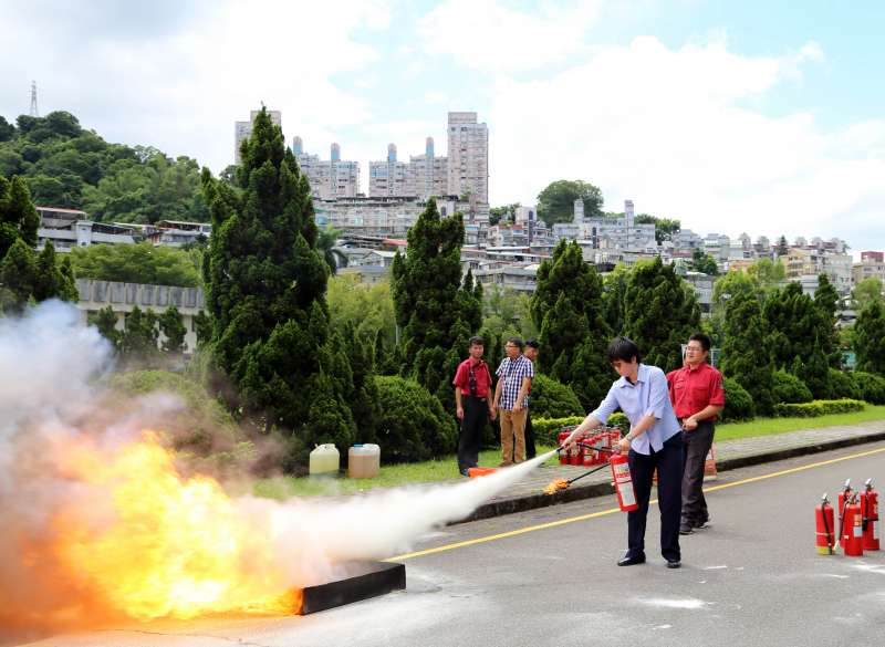 台北市政府消防局及海巡署模擬消防滅火實境演習。(海巡署).JPG