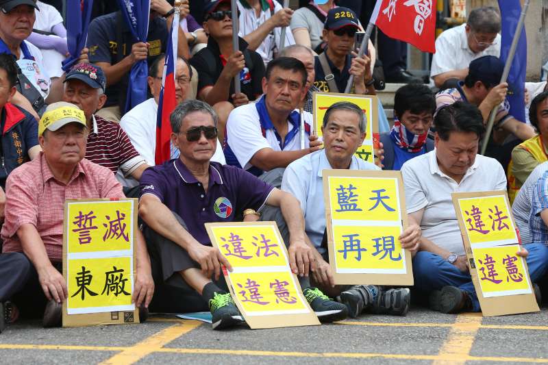 20190823-退休軍公教團體23日至司法院前抗議大法官會議不當解釋政府對軍公教退休俸改革案。(顏麟宇攝) 20190823-退休軍公教團體23日至司法院前抗議大法官會議不當解釋政府對軍公教退休俸改革案。(顏麟宇攝)