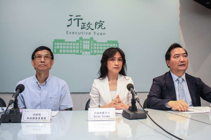 20190823-行政院23日說明並回應年改釋憲事宜,左起林萬億政務委員、Kolas Yotaka發言人、羅秉成政務委員。(蔡親傑攝) 20190823-行政院23日說明並回應年改釋憲事宜,左起林萬億政務委員、Kolas Yotaka發言人、羅秉成政務委員。(蔡親傑攝)