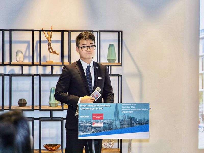 英國駐香港總領事館職員鄭文傑8日入境深圳後遭中共當局行政拘留,已獲釋返港。(圖取自絲綢之路經濟研究發展中心網頁) 英國駐香港總領事館職員鄭文傑8日入境深圳後遭中共當局行政拘留,已獲釋返港。(圖取自絲綢之路經濟研究發展中心網頁)