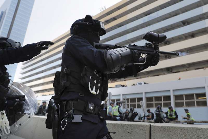 2019年8月24日，香港「反送中」觀塘遊行，示威者與港警爆發激烈衝突（AP）